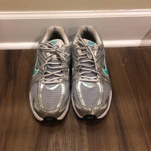 silver nike running shoes